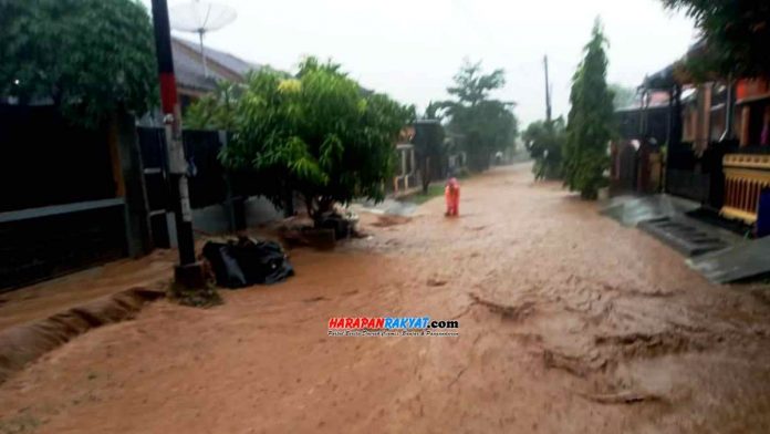Air bercampur lumpur dari Gunung Babakan kembali menggenangi jalan di komplek Perumahan Azzahra 1, Desa Raharja, Kecamatan Purwaharja, Kota Banjar.