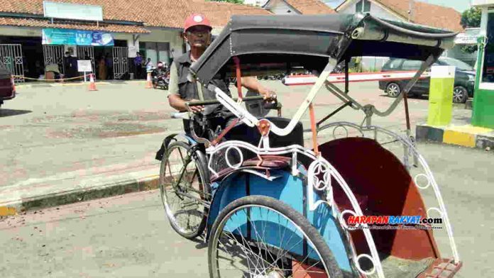 Becak di Stasiun KA
