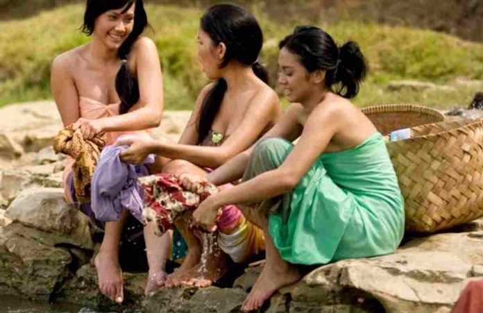 Berlibur ke Kampung Janda di Kota Banjarbaru, Kalimantan Selatan, wisatawan bisa membeli oleh-oleh atau cendramata.