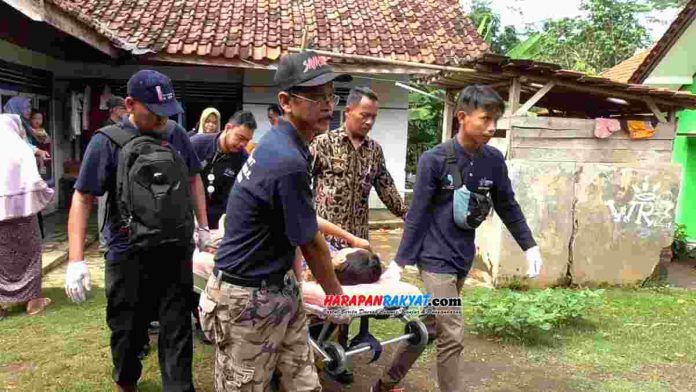 Diduga terserang nyamuk Demam Berdarah Dengue (DBD), Risna, seorang ibu hamil (bumil) di Cimarags, Kabupaten Ciamis dibawa ke Puskesmas oleh tim kesehatan dan Muspika setempat.