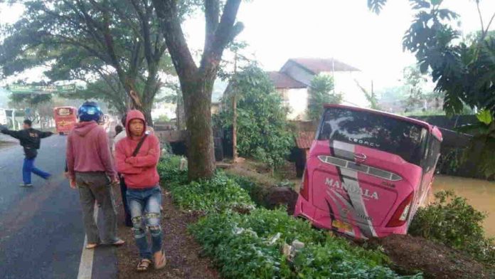 Di Ciamis, Bus Terjun ke Kolam Ikan