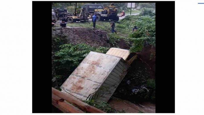 Diduga Supir Ngantuk, Truk Masuk Jurang di Cijeungjing Ciamis