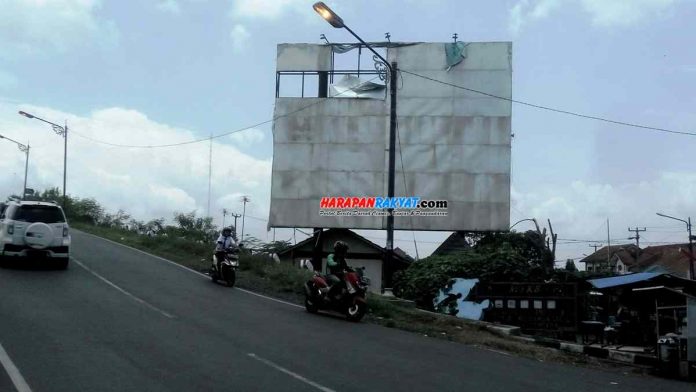 Papan reklame di kawasan flyover Pintusinga, tepatnya depan SMAN 1 Kota Banjar yang rusak dan membahayakan warga sekitar.