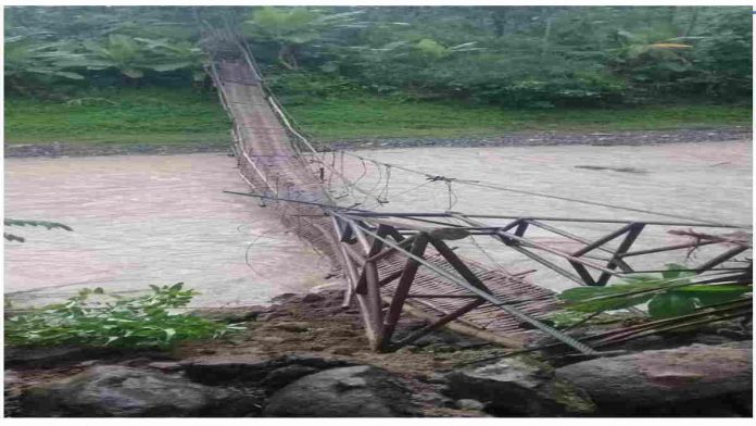 Jembatan Gantung Penghubung Desa Tanjungsari-Cikaso Ciamis Ambruk