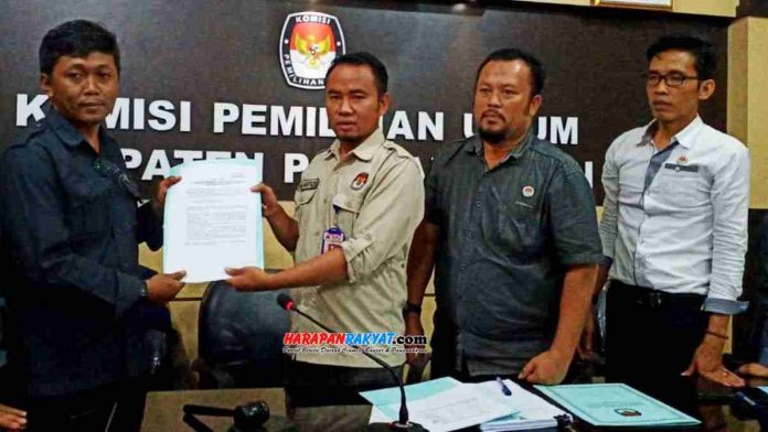KPU Pangandaran menerima berkas dukungan jalur perseorangan Bakal Calon Bupati dan Wakil Bupati pasangan H. Supratman dan Ari Riyan Priatna.