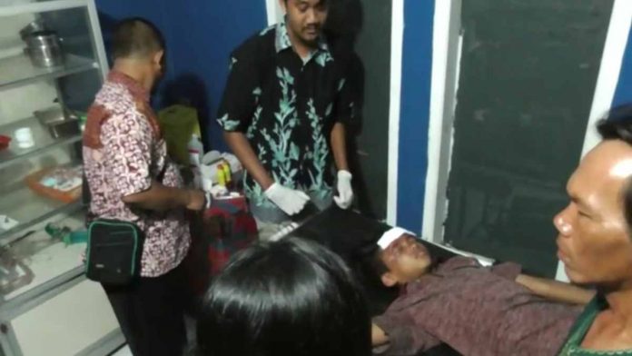 Pengendara Motor Bawa Besi Panjang