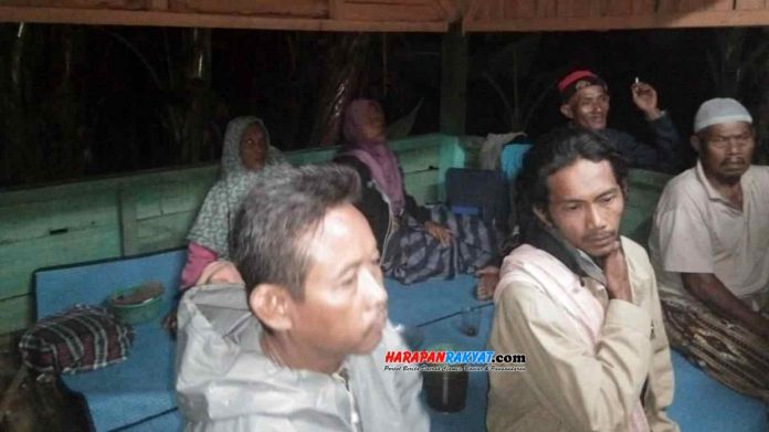 Warga yang dievakuasi akibat rumahnya terendam banjir Sungai Citalahab di Kertahayu, Kabupaten Ciamis,