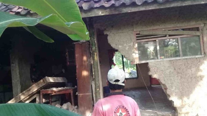 Lagi, Akibat Diguyur Hujan, Dinding Rumah Warga Tambaksari Ciamis Ambruk