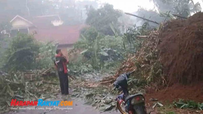 Longsor Sempat Tutupi Jalan Karangkamiri-Gunung Kelir Pangandaran