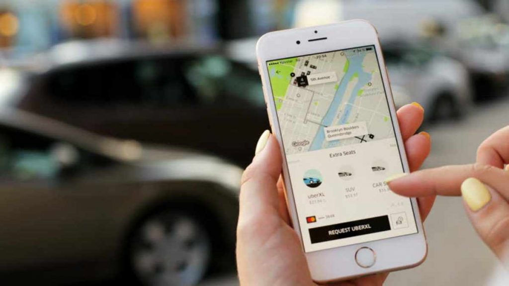 Menggunakan transportasi online. Photo: Net/Ist.