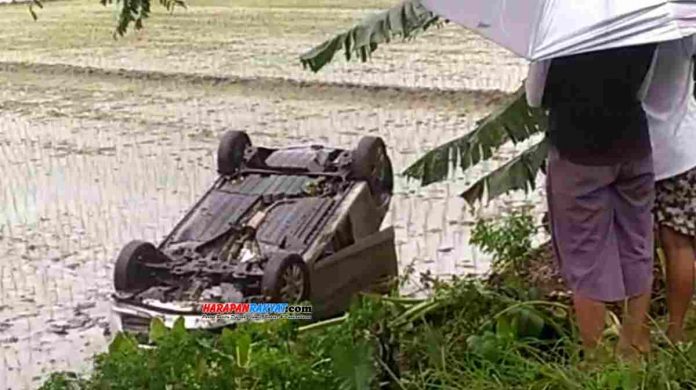 Sebuah mobil mini bus bernomor polisi D 1136 CB, jumping ke sawah di Blok Liponsos, Desa Ciganjeng, Kecamatan Padaherang, Kabupaten Pangandaran, Jawa Barat, Jum’at (07/02/2020) sore tadi.