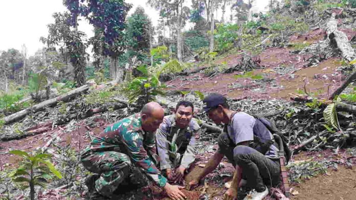 Polisi dan TNI Kembali Tanam Pohon di Pangandaran