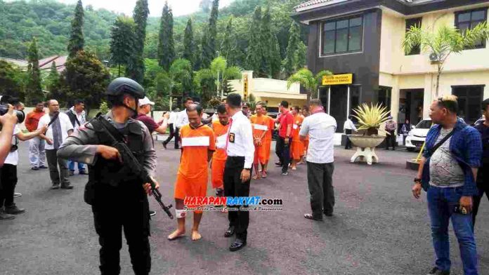 Para tersangka saat diamankan di Mapolres Kota Banjar.