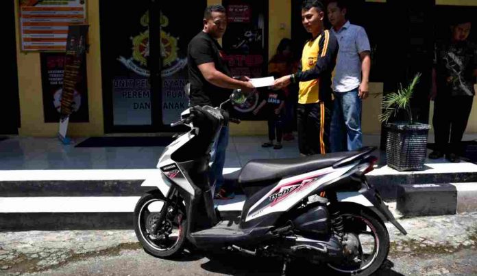 Satreskrim Polres Banjar saat menyerahkan sepeda motor milik korban pencurian Apip Budiana.