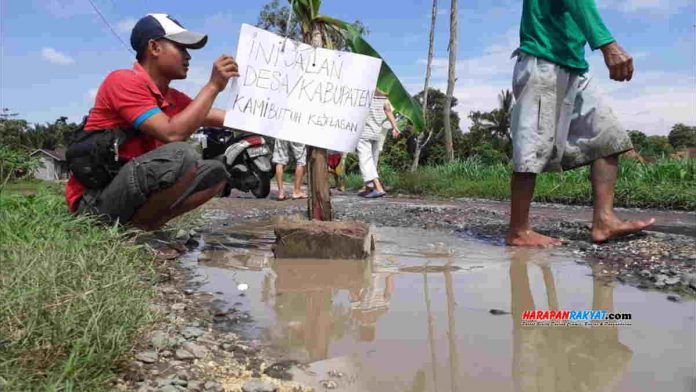 Protes Jalan Rusak