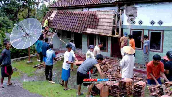 Hujan deras yang mengguyur wilayah Kecamatan Banjaranyar, Kabupaten Ciamis, Jawa Barat, pada Jum’at (07/02/2020) sore tadi, mengakibatkan satu rumah warga ambruk di bagian depannya.