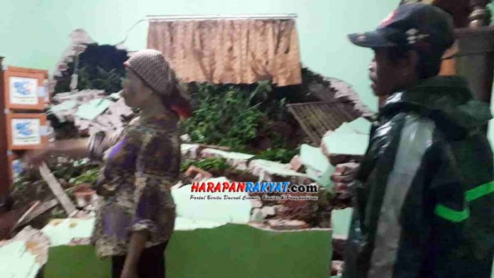 rumah Rusak Berat Tertimbun Longsor