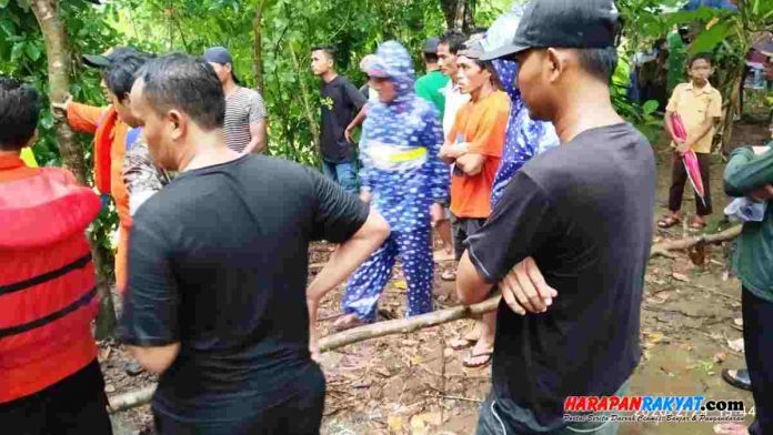 Warga rela hujan-hujanan sekedar ingin melihat tim SAR gabungan yang melakukan pencarian.