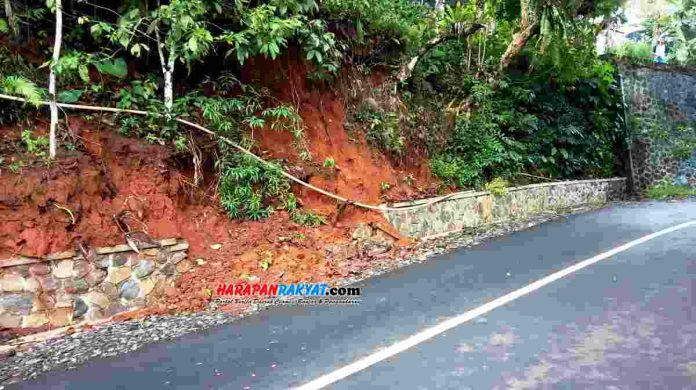Tembok Penahan Tebing (TPT) di jalan kabupaten yang berada di Dusun Bangbayang Kidul, Desa Bangbayang, Kecamatan Cipaku, Kabupaten Ciamis, Jawa Barat, ambruk pada Rabu (26/02/2020).