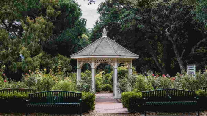 Taman Depan Rumah dengan Gazebo