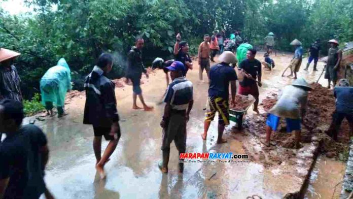 Hujan deras yang mengguyur wilayah Kota Banjar, Jawa Barat, pada Rabu (26/02/2020) sore tadi mengakibatkan tanah longsor.