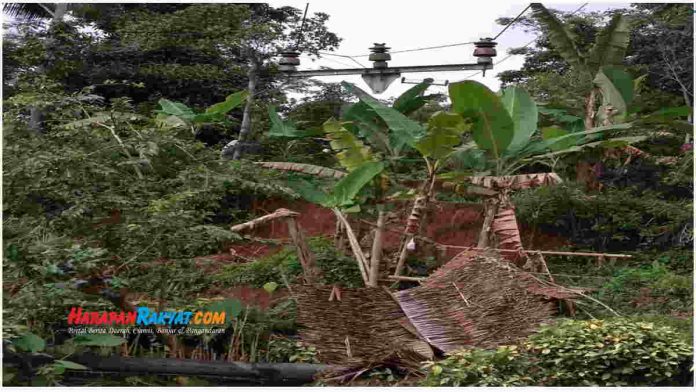 Tiang Listrik PLN di Pangandaran Roboh Akibat Tanah Longsor