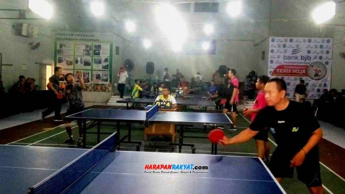 Ratusan atlet tenis meja Kota Banjar, mengikuti Kejuaraan Open Turnamen Tenis Meja di GOR Kelurahan Mekarsari, Kecamatan Banjar, Kota Banjar, Jum’at (14/02/2020).