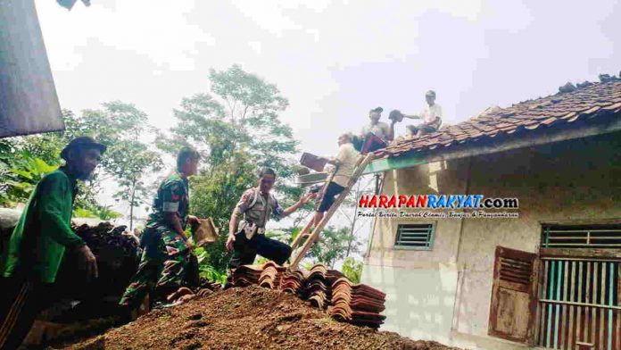 Rumah yang Rusak Tertimpa Pohon di Ciamis
