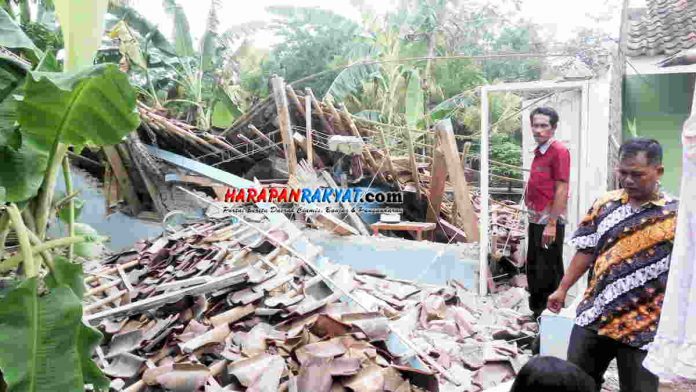 Rumah Ambruk Rata dengan Tanah
