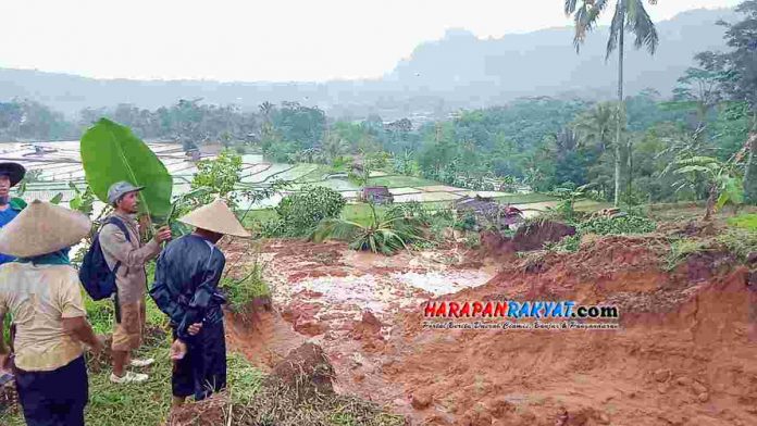hujan deras sawah longsor