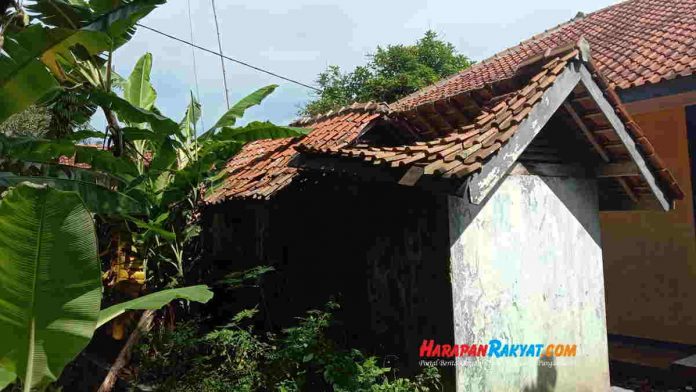Atap WC SDN 3 Padaherang Pangandaran Ambruk