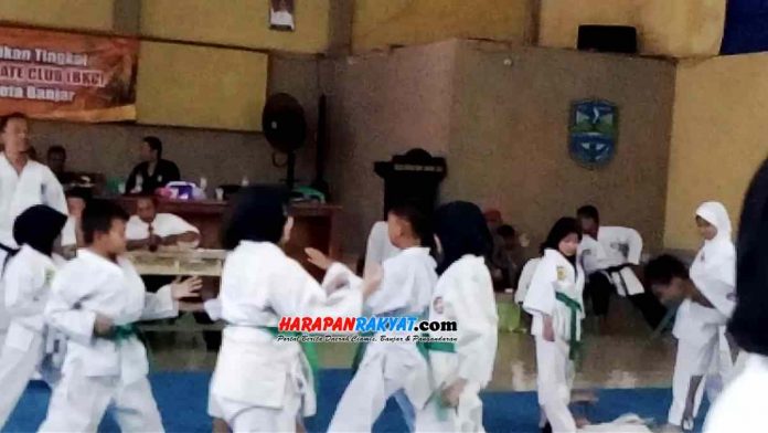 Para peserta saat mengikuti Ujian Kenaikan Tingkat (UKT) Bandung Karate Club di GOR Kelurahan Banjar. Foto:Istimewa
