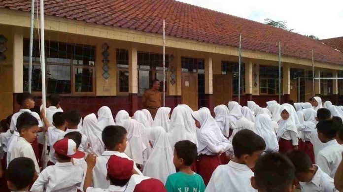 Batasi Kontak Fisik & Cegah Virus Corona, Siswa SDN 1 Sukawening Belajar Jarak Jauh