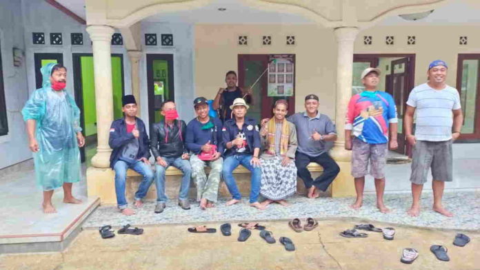 Cegah Corona, Karta Wibawa Mukti Ciharalang Ciamis Semprot Masjid dengan Disinfektan