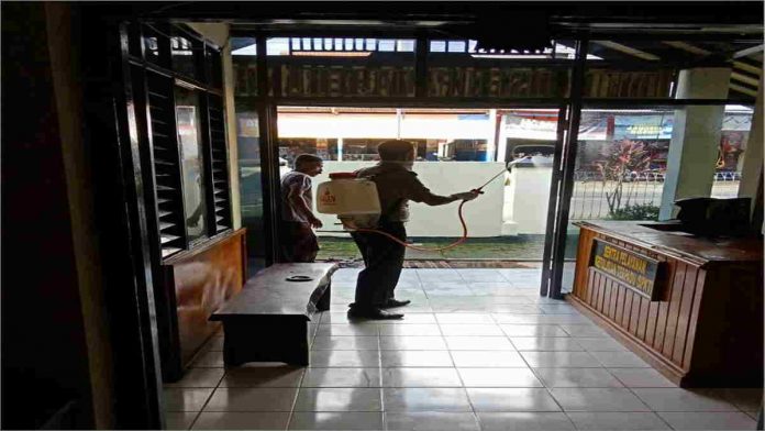Cegah Corona, Polsek Padaherang Pangandaran Lakukan Penyemprotan Disinfektan