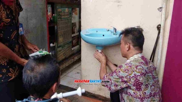 DKUKMP), bekerjasama dengan PDAM Tirta Galuh Kabupaten Ciamis, Jawa Barat, memasang wastafel atau tempat cuci tangan di sejumlah titik strategis kawasan Pasar Pemda Ciamis.