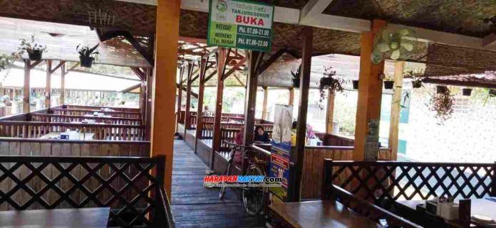 1. Suasana sepi di Rumah Makan Cobek Beti Tanjungsukur, Kelurahan Hegarsari, Kecamatan Pataruman, Kota Banjar. Foto: Muhafid/HR.