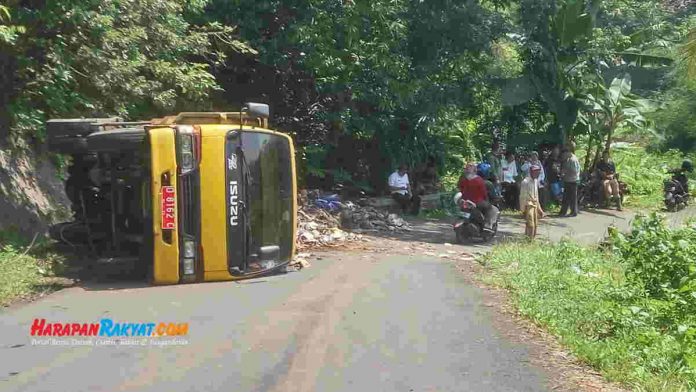 Dump Truck Pengangkut Sampah di Kota Banjar Terguling di Tanjakan
