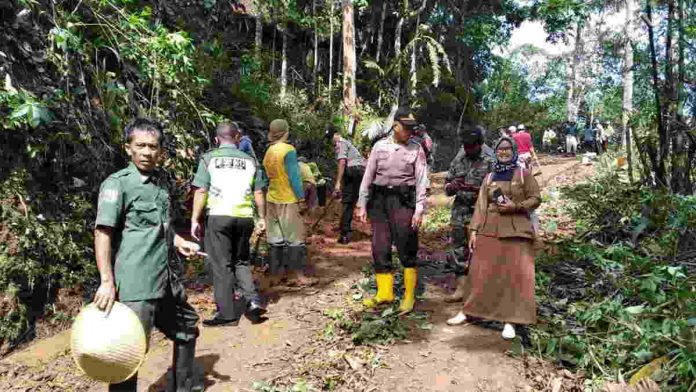 Hindari Banjir, Warga Nagarajaya Ciamis Gotong-Royong Perbaiki Saluran