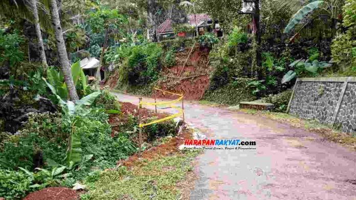 Gorong-gorong jalan kabupaten yang berada di wilayah Desa Nagarapageuh, Kecamatan Panawangan, Kabupaten Ciamis, Jawa Barat, ambruk