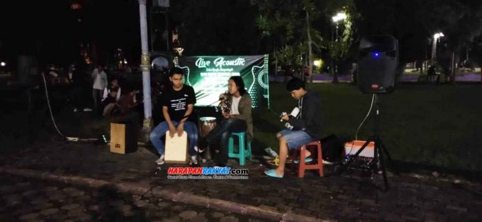 Memperingati Hari Musik Nasional, Komunitas Pengamen Jalanan (KPJ) dan sejumlah musisi di Kabupaten Ciamis, Jawa Barat, mengadakan akustik terbuka di Alun-alun Ciamis, Senin (09/03/2020) malam tadi.
