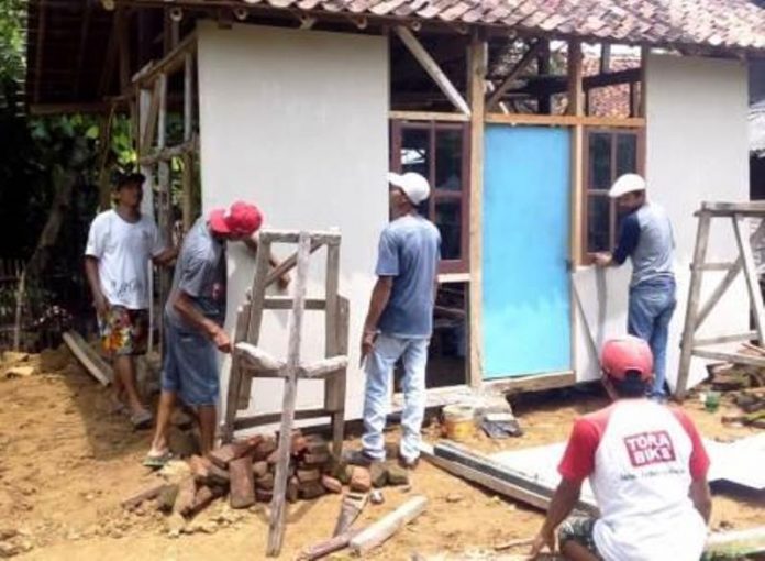 Komunitas Moketu Bantu Bangun Rumah Warga Wanayasa Ciamis