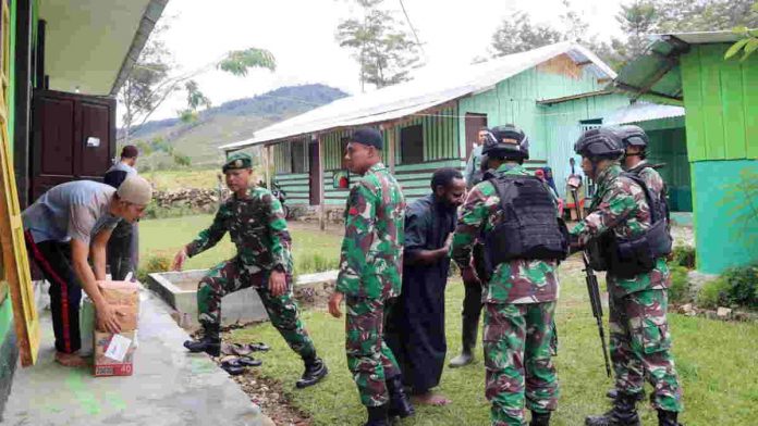 Kostrad Kota Banjar Bagikan Sembako Gratis di Kampung Pedalaman Papua