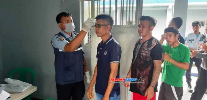 Para warga binaan saat mengikuti pemeriksaan kesehatan oleh petugas medis. Foto: Muhlisin/HR.