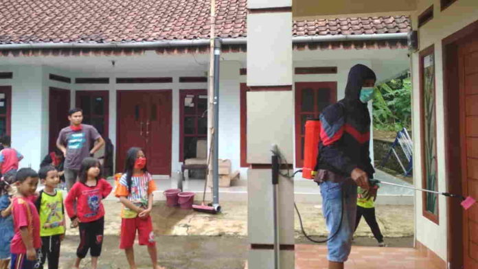 Lawan Corona, Pemuda Tanjung Manggu Ciamis Swadaya Beli Disinfektan