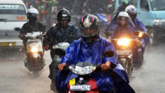 Mengendarai Motor di Musim Hujan Biar Tetap Aman