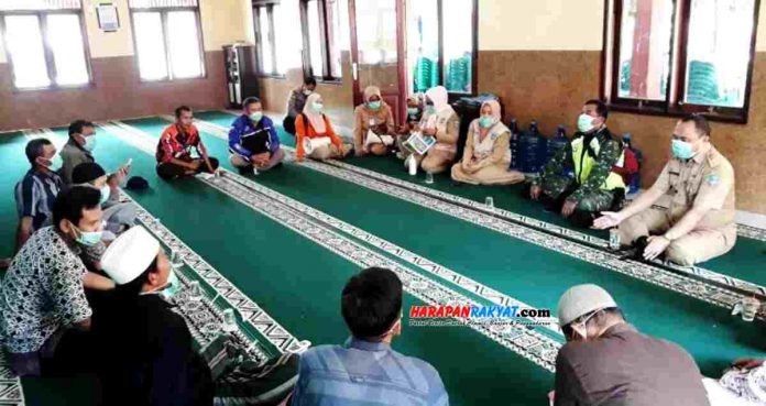 Jajaran Muspika Sidamulih, Kabupaten Pangandaran, melakukan sosialisasi secara 