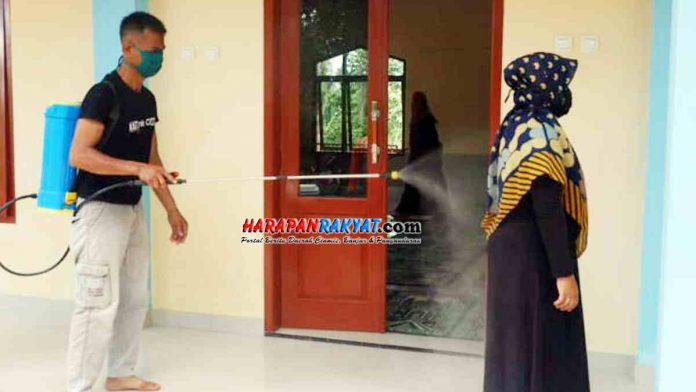 Pemuda Neglasari Ciamis Semprotkan Disinfektan di Rumah Ibadah