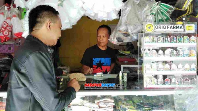 Diterapkannya social distancing untuk mencegah wabah Covid-19, sangat dirasakan oleh para pedagang pakan burung dan peternak burung di Kabupaten Ciamis.