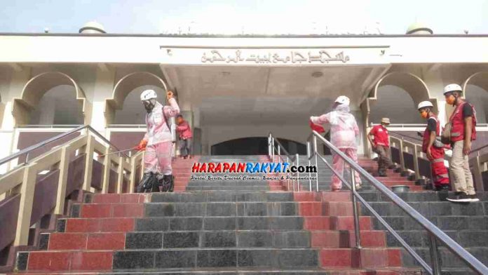 Penyemprotan Disinfektan di Ruang Publik